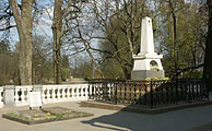 Pskov area, Pushkinskye gory, the grave of Alexandr Pushkin, photo: Bryzgalov, 480x280p, 24kb