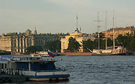 The quay of river Neva, The palace Zimny on the back plane, photo: Bryzgalov, 26.06.04, 500x310p, 42kb