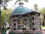 Petrodvorets, the Bird' home. photo: Prokhorova 2006, 400x300p, 40kb Petrodvorets, the Bird' home. photo: Prokhorova 2006, 400x300p, 40kb