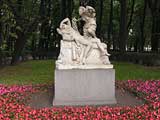 StPetersbourg, Summer Garden (Letny Sad), Amour & Physea. photo: Prokhorova 2006, 500x375p, 40kb