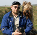 Dunkan and hs owner Alexej, may 2004, a road to Pskov, photo: Fiodorova, 36kb, 340x340p