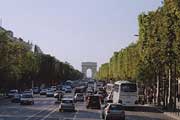 Avenue des Champs-Elysees, a view to Arc de Triomphe, photo: Trubina, 600x400p, 40kb