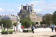 Le Louvre through Jardin des Tuileries, photo: Prokhorova, 600x400p, 40kb