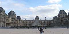 Le Louvre and his piramide, photo: Prokhorova, 600x300p, 39kb