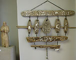 Фигура и саамский настенный амулет, кость, Краеведческий музей, Mурманск, фoтo: Сапрыкин, 400x315p, 27kb
